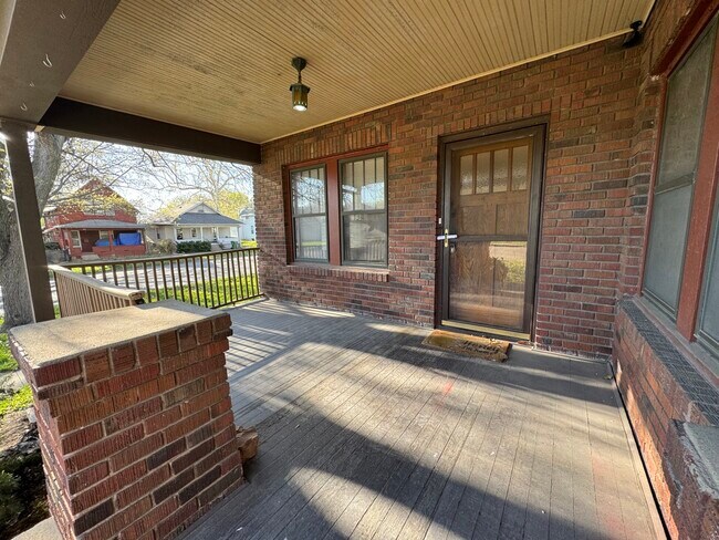 Building Photo - 1002 B St