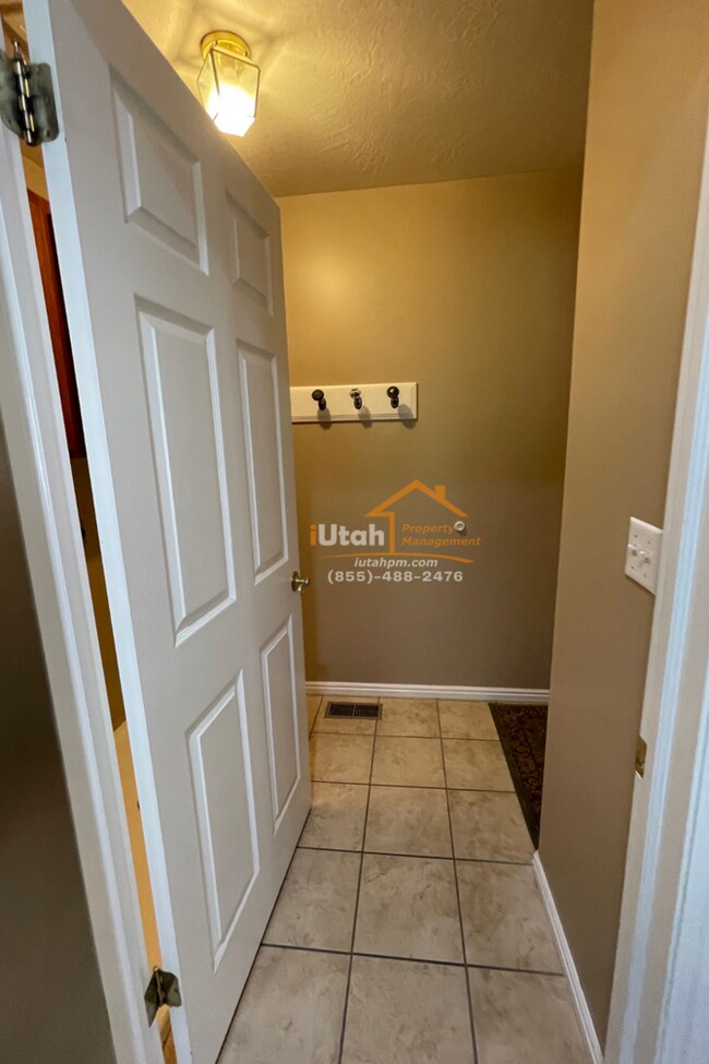 Building Photo - East Layton 6 Bdrm 3 Bth 2 car garage home.