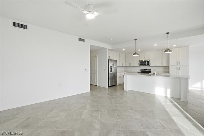 Building Photo - 15375 Grn Acrs Ave