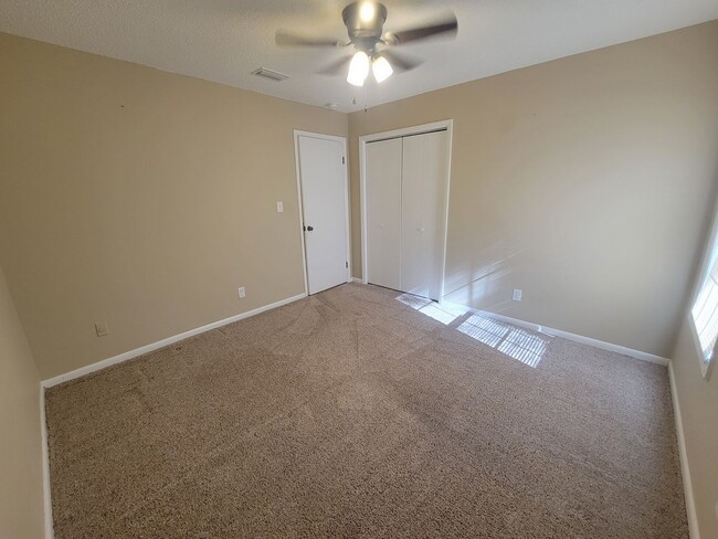 Building Photo - Home conveniently located