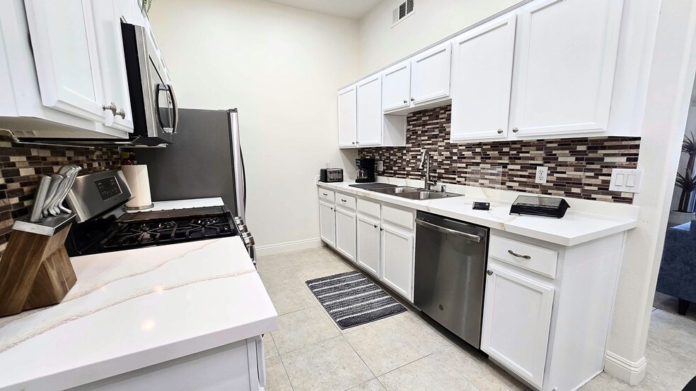 Building Photo - 2305 W Horizon Ridge Pky