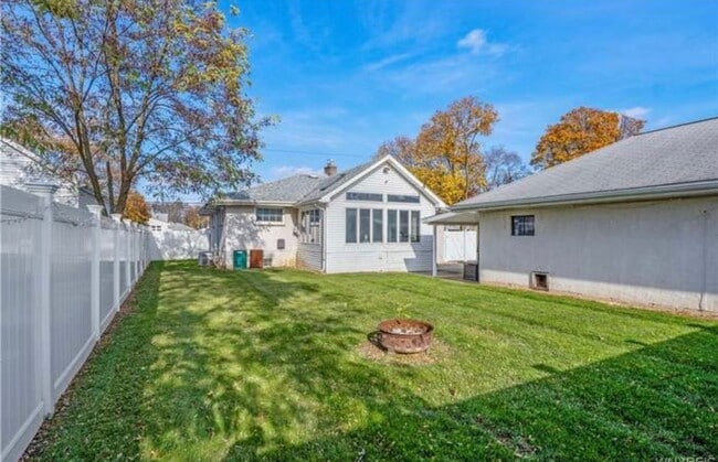 Building Photo - 3 bedroom 2 bath in the heart of Niagara F...