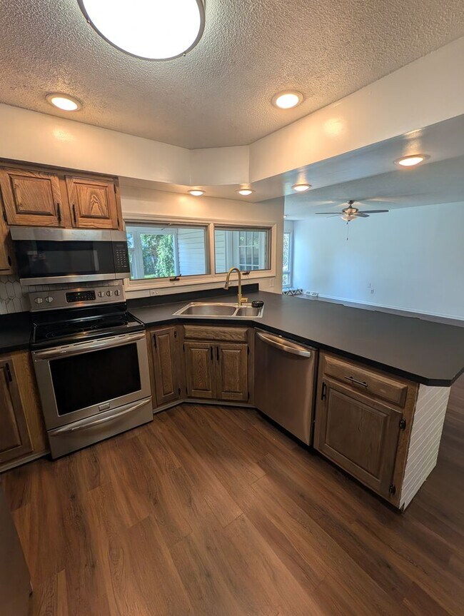 Building Photo - 3 Bedroom Home - Walking distance to Fairview Elementary - Desirable Location!