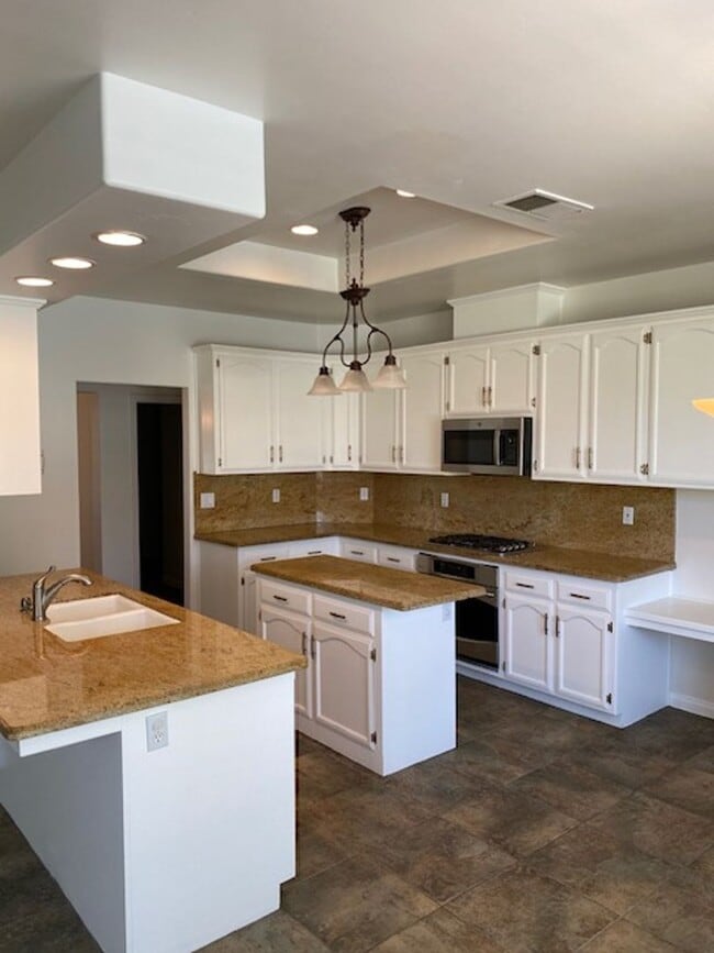 Building Photo - Gorgeous 4 Bedroom 2 Bath Home W/Pool!