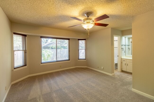 Building Photo - Gorgeous 3 Bedroom, 2 Bathroom Home in Aus...