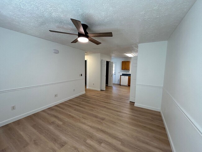 Building Photo - Candler - Recently Renovated Apt Ready for Occupancy!