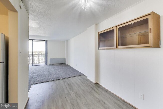 Building Photo - 4 Monroe St