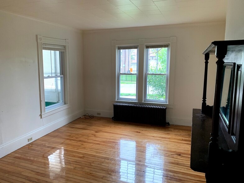 Living room - 88 Roxbury St