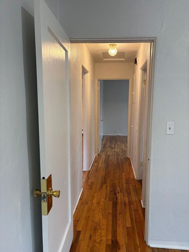 Building Photo - Beautiful Two Bedroom House Near Woodstock and Foster Districts