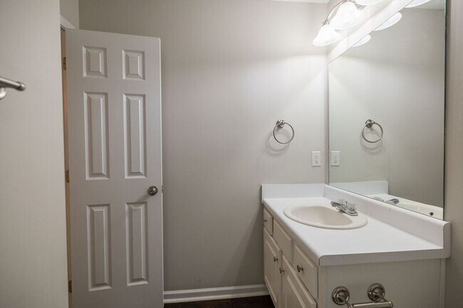 Building Photo - 453 Reba Ct
