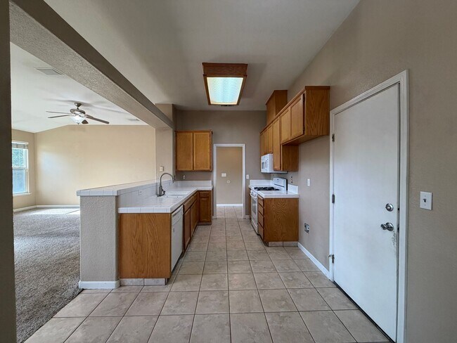 Building Photo - Single story home in Salida!