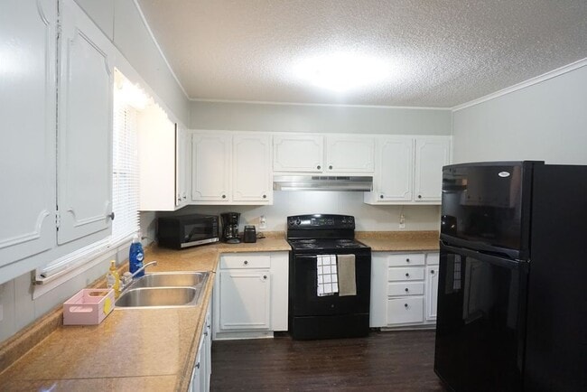 Building Photo - 3909 Cypress Ave SW