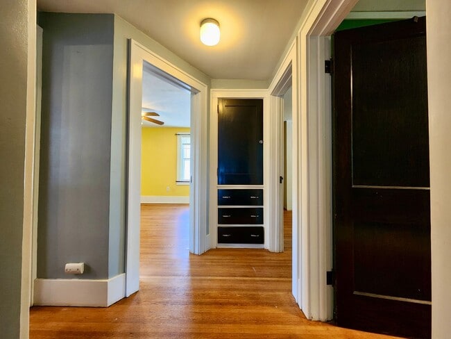Building Photo - 3 bd 1 ba House | Charlotte | Off street P...