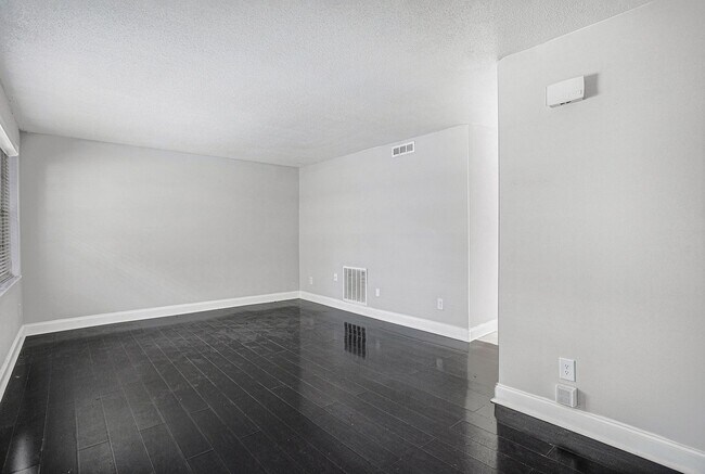 Building Photo - Must see 3BR/2.5BA Townhome In Union City!