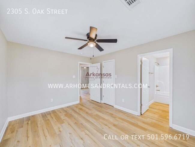 Building Photo - 2305 S Oak St