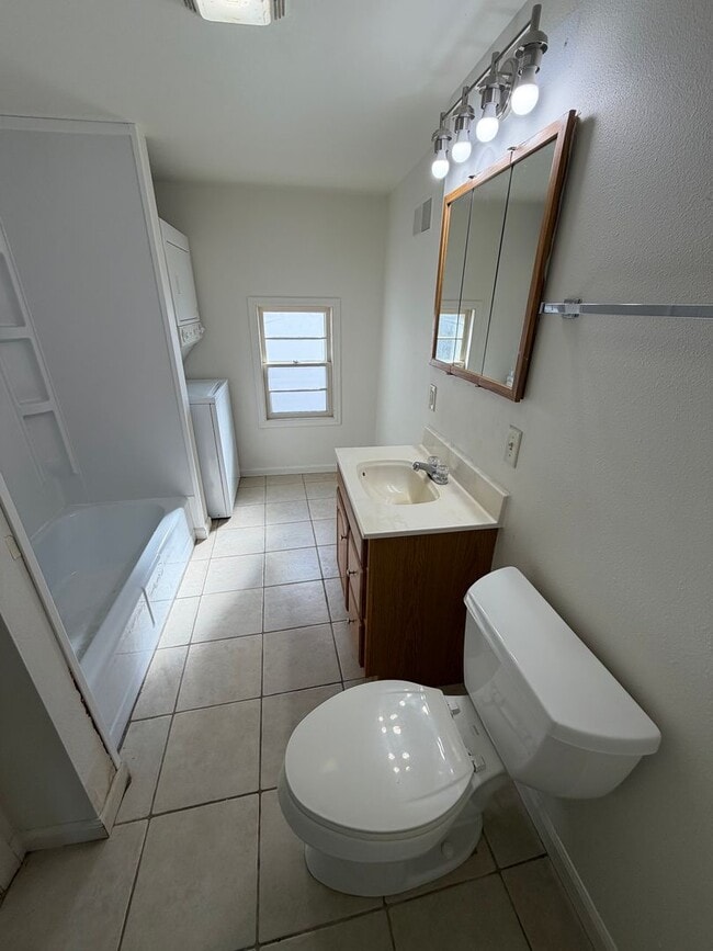 Building Photo - 2-Bedroom 1-Bathroom Single Family Home