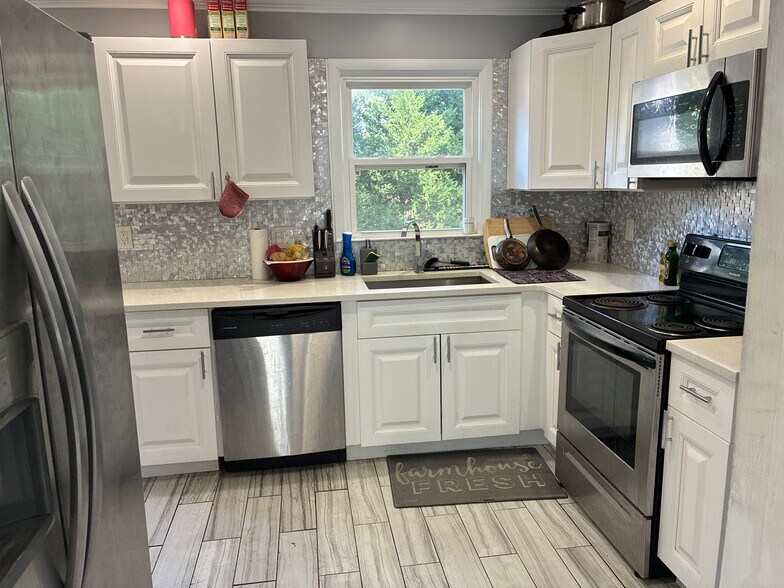 Building Photo - Room in House on Trafalgar Way