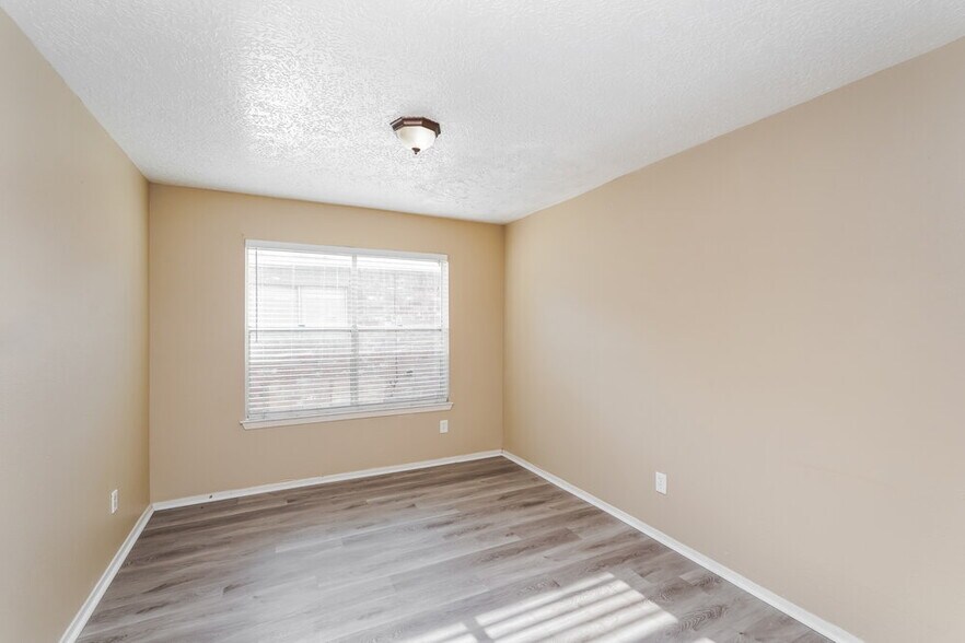 Building Photo - 1711 Meadow Green Dr