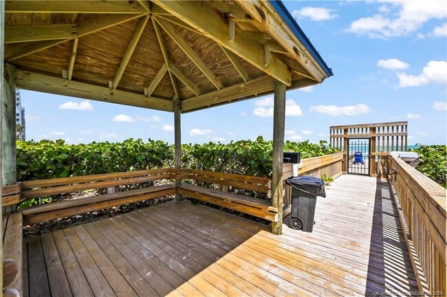 Building Photo - 9650 S Ocean Dr