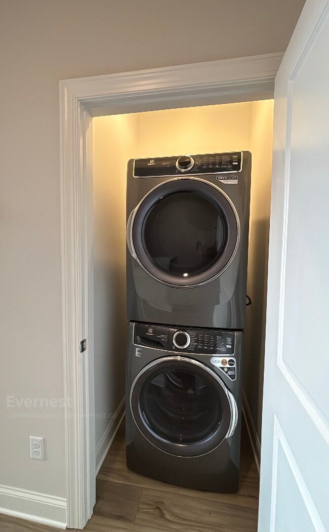 Building Photo - 2 Bed/2.5 Bath Townhome with Garage / Pet-Friendly / Available Now!