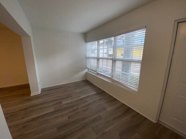 Building Photo - 102 N Lakeside Dr