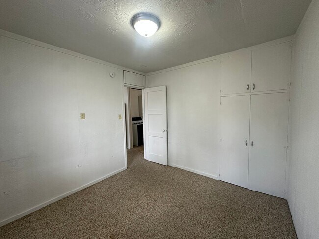 Building Photo - 1 Bedroom 1 Bathroom Duplex for rent in Aztec