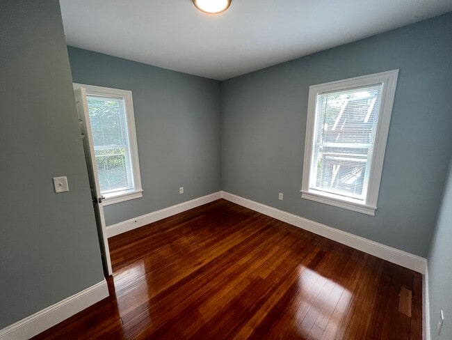 Building Photo - Renovated 4 bed 2 baths in Somerville.... Don't miss out!