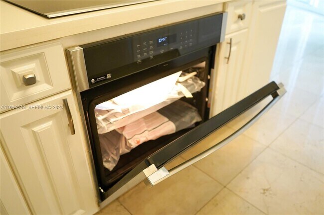 Building Photo - 848 Brickell Key Dr