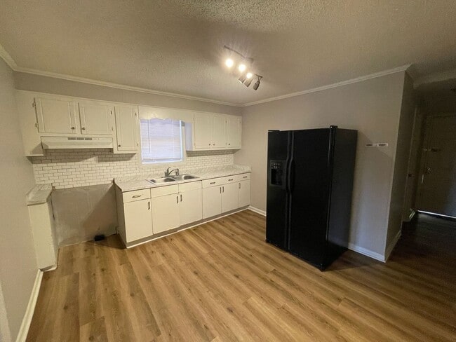 Building Photo - 3 bedroom 1 bath house available!