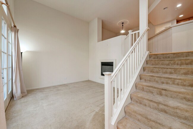 Building Photo - Spacious Tri-Level Home - Great Downtown S...