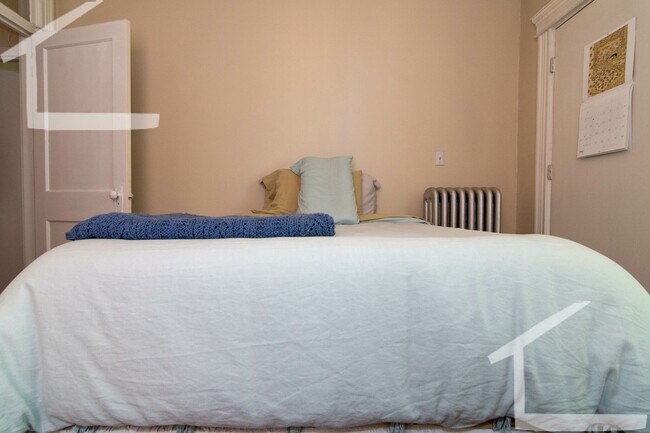 Building Photo - No Brokers Fee,3 Bedrooms unit on Coolidge Corner, Laundry on a Site, Heat, Hot Water Included