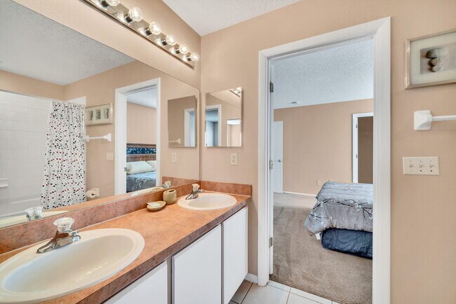 Building Photo - Partially Furnished 6 bedroom/5 Bath home