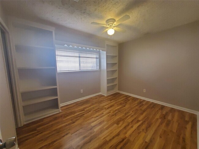 Building Photo - 3002 Frontier Dr