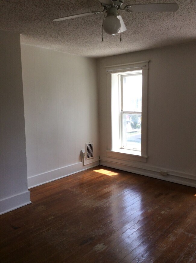 Building Photo - 228 E Bloomington St