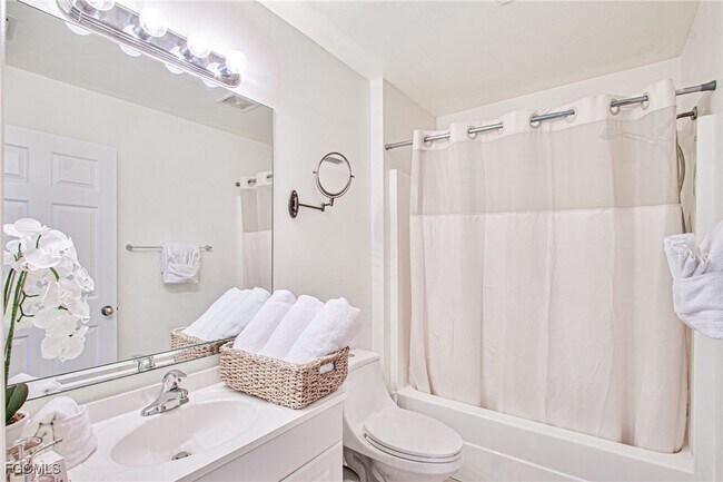 Building Photo - 2144 SW 19th Ave