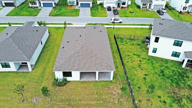Building Photo - 5929 SE Sky Blue Cir