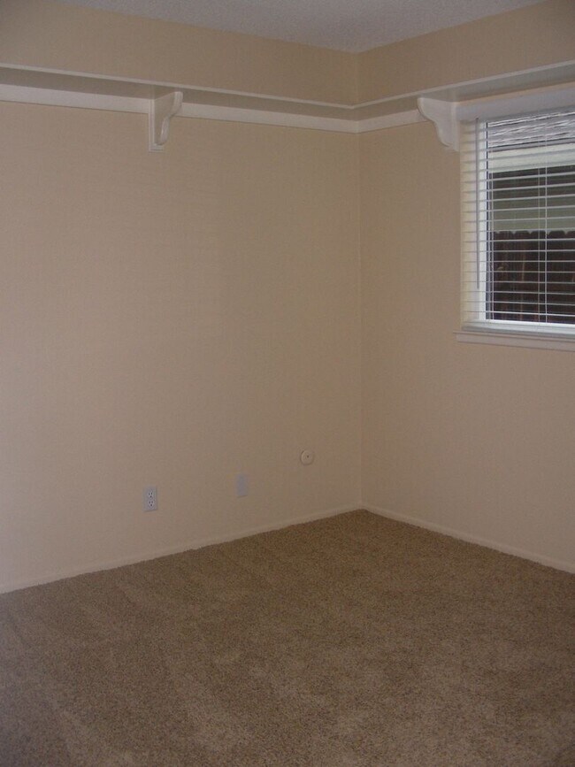 Building Photo - Remodeled Single Story House, Available 8/15/26