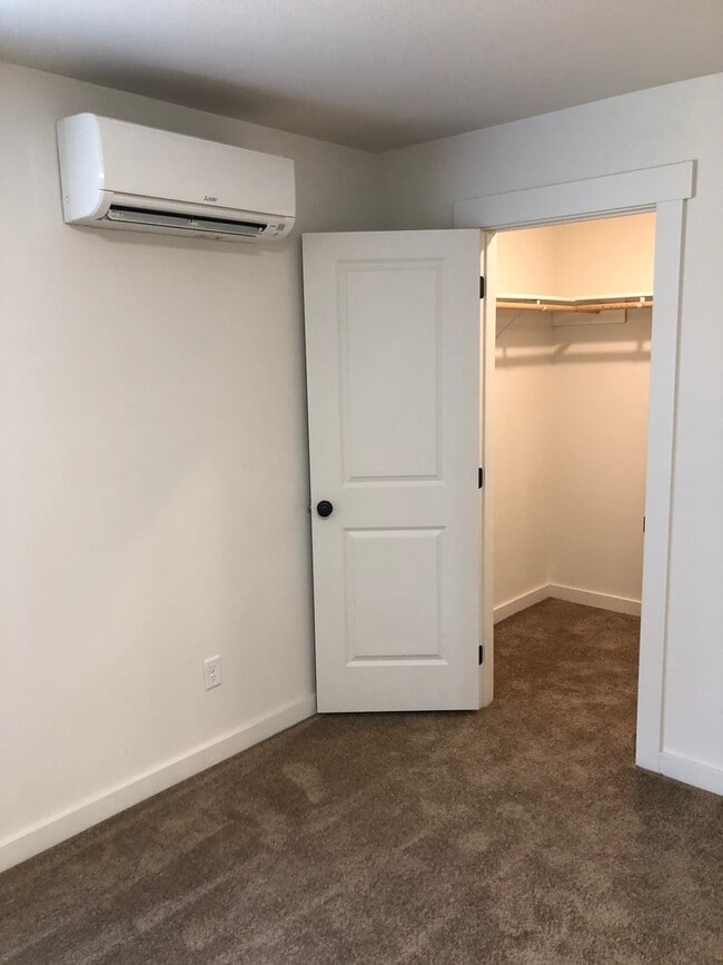 Building Photo - 4.5 Bathrooms ! 4 large bedrooms! Close to CWU