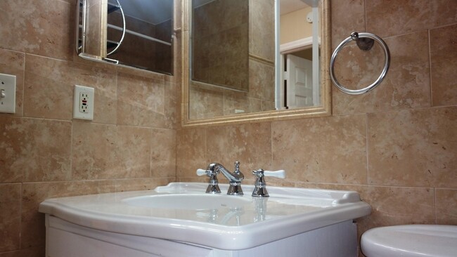Building Photo - 531 W Kalmia Dr