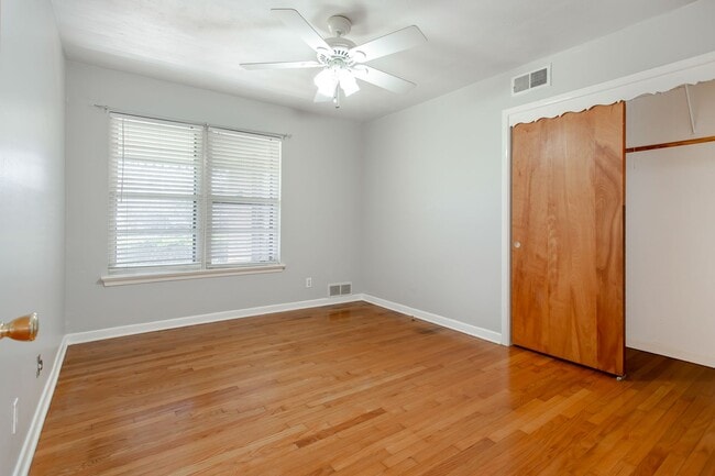 Building Photo - 3-bedroom, 2-bath home with 2-car garage in Casa View