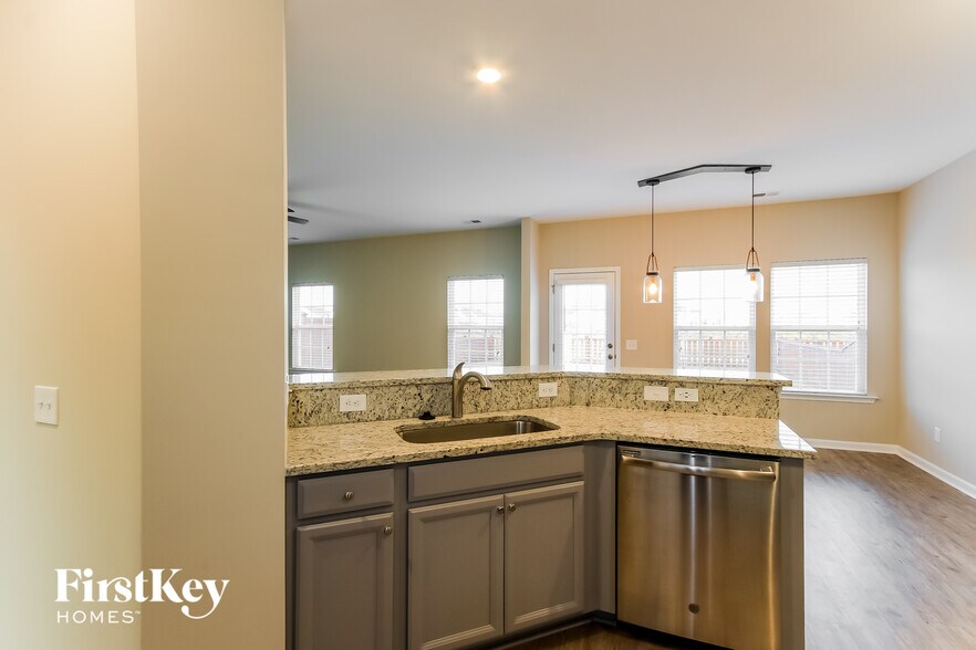 Building Photo - 820 Redbud Ln