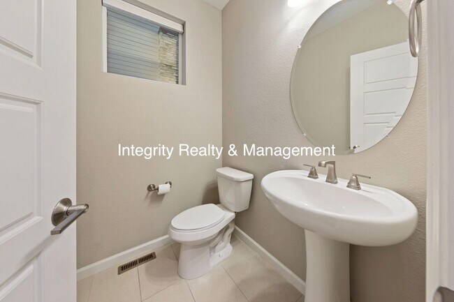 Building Photo - 3 Bed/2.5 Bath Townhome, 1999 sq ft, 2160 Meadows Blvd Unit A