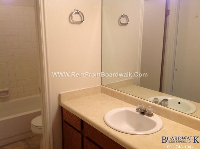 Building Photo - Spacious 2 Bed 2 Bath Magna Duplex With Pr...