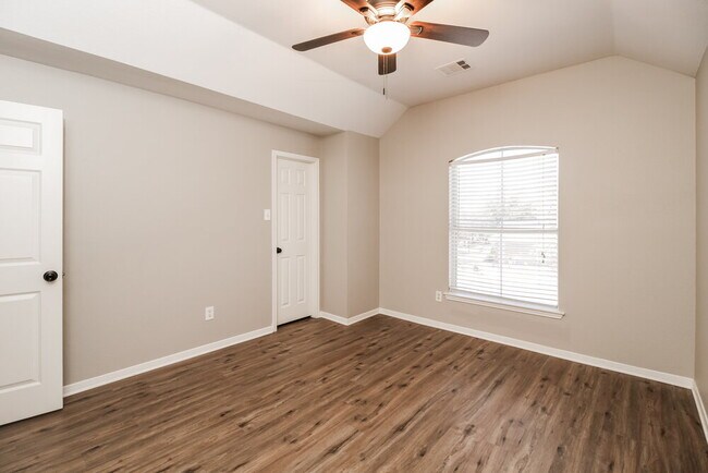 Building Photo - 1483 Applewood Dr