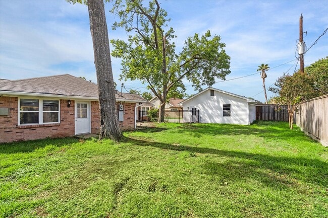 Building Photo - 2034 Millwood Dr