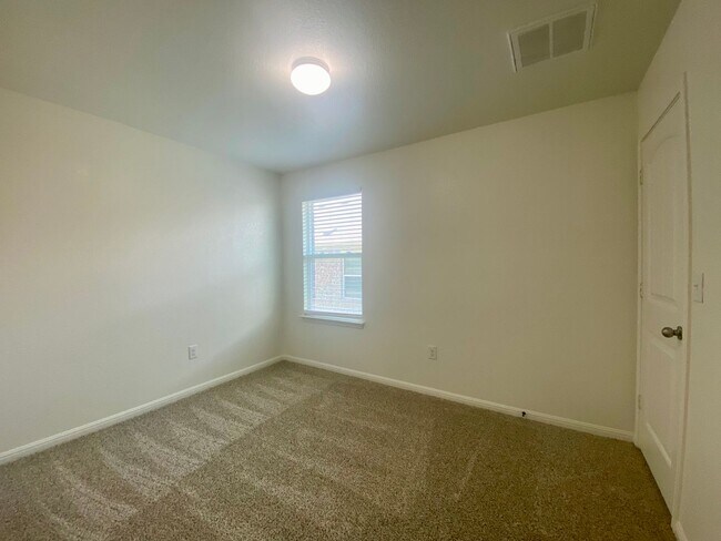 Building Photo - Updated Home in Pioneer Crossing! Available for July!