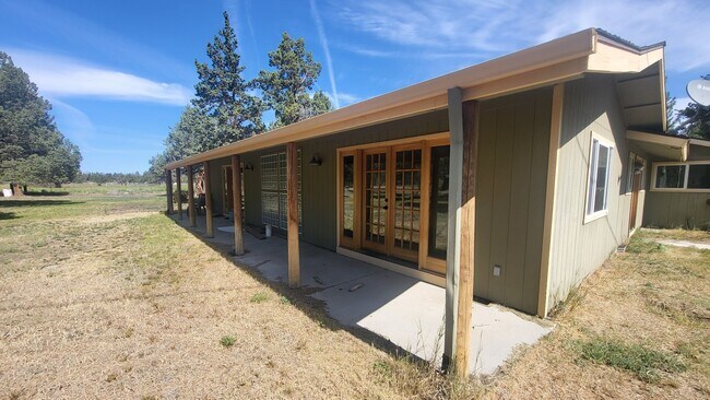 Building Photo - 4 bedroom 3 bath horse property- 6 acres i...