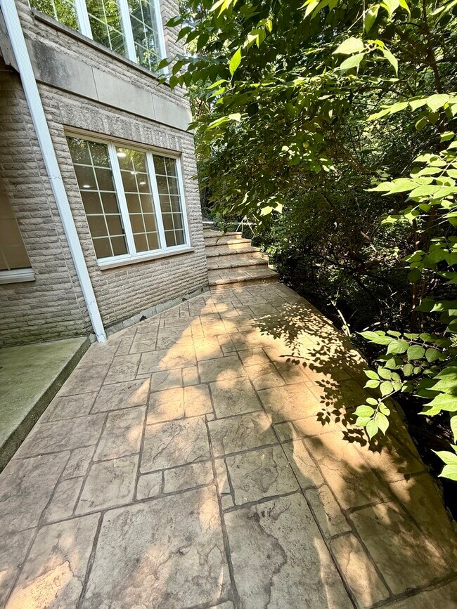 Building Photo - 8960 Enclave Dr