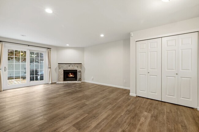 Building Photo - For Lease $2950/Month: Beautifully updated 2/Bdrm Townhome with large Bonus Room