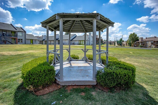 Building Photo - * $500 OFF MOVE IN COSTS * Recently renovated 2 bedroom apartment *